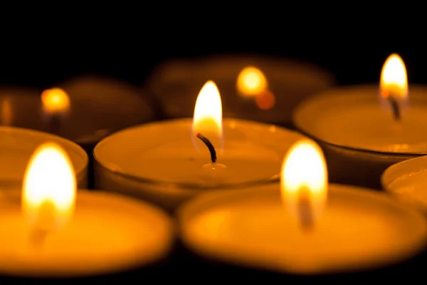 Kerzen schneiden durch die Dunkelheit — Stockfoto
