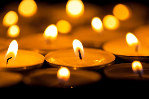 Κεριά που εισχωρούν βαθιά μέσα στο σκοτάδι — Φωτογραφία Αρχείου