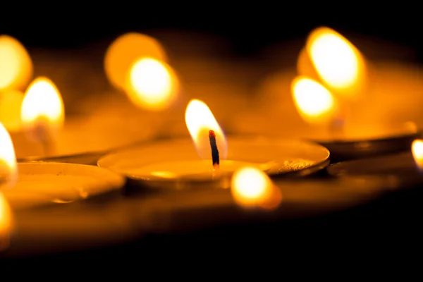 Velas que atraviesan la oscuridad — Foto de Stock