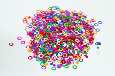 konfeti beyaz arkaplanda