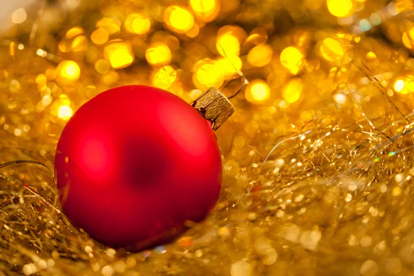 Bola roja de Navidad — Foto de Stock