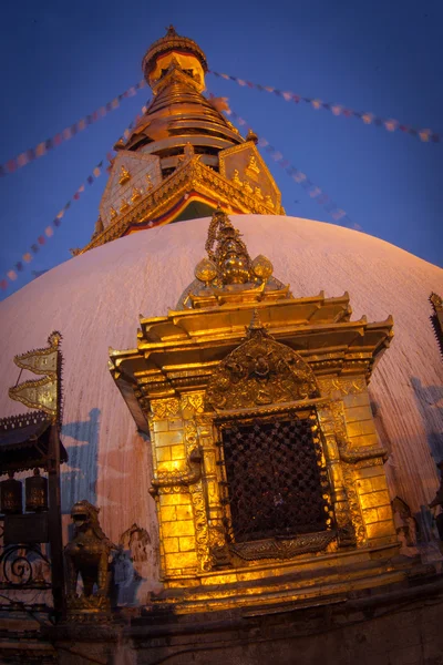Перегляд Swayambhunath вночі — стокове фото