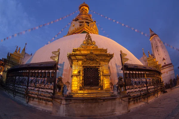 Перегляд Swayambhunath вночі — стокове фото