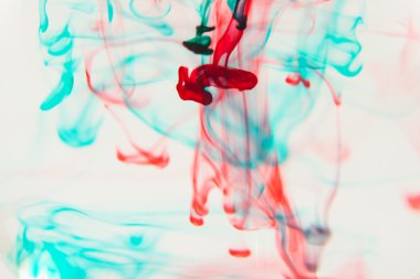 Kırmızı ve yeşil sıvı su içinde