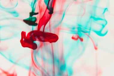 Kırmızı ve yeşil sıvı su içinde