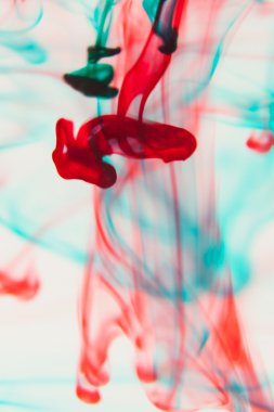 Kırmızı ve yeşil sıvı su içinde