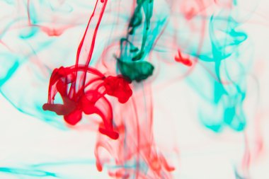 Kırmızı ve yeşil sıvı su içinde