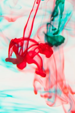 Kırmızı ve yeşil sıvı su içinde