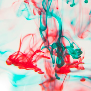 Kırmızı ve yeşil sıvı su içinde