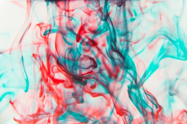 Kırmızı ve yeşil sıvı su içinde