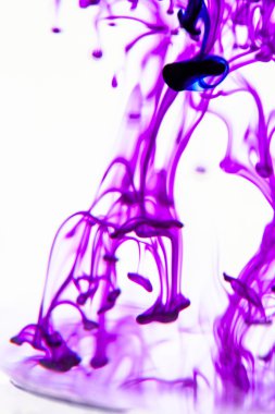 Mavi ve mor sıvı su içinde