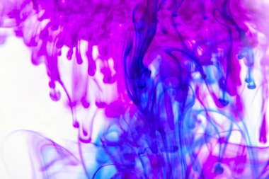 Mavi ve mor sıvı su içinde