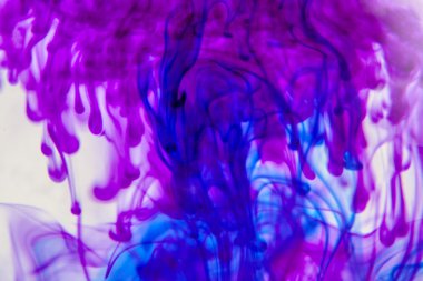 Mavi ve mor sıvı su içinde