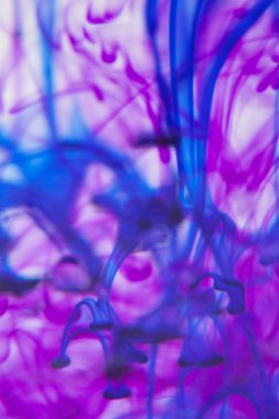 Mavi ve mor sıvı su içinde