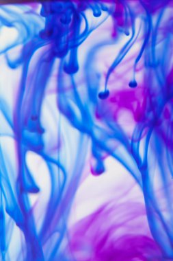 Mavi ve mor sıvı su içinde