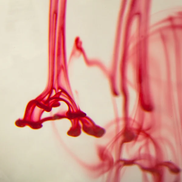 Liquide rouge dans l'eau — Photo