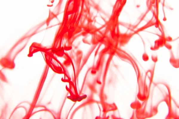 水の中の赤い液体 — ストック写真