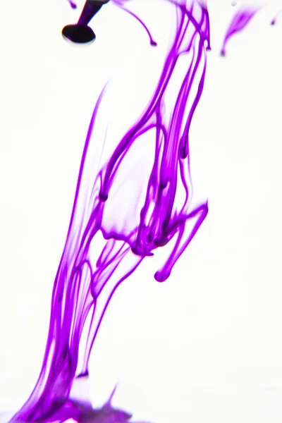 Líquido violeta en agua —  Fotos de Stock