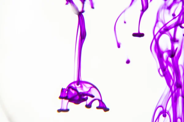 Violet vätska i vatten — Stockfoto