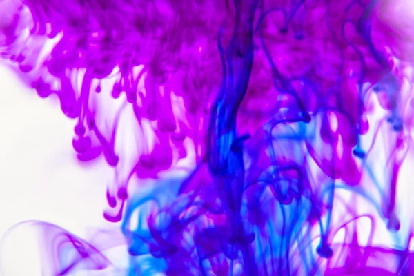 Líquido azul e violeta na água — Fotografia de Stock
