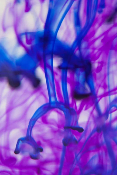 Liquide bleu et violet dans l'eau — Photo