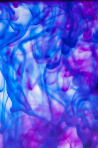 Niebieskie i fioletowe cieczy w wodzie — Zdjęcie stockowe