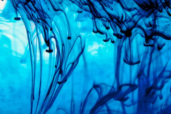 Modrá tekutina ve vodě — Stock fotografie