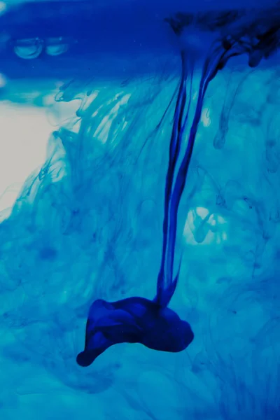 Синя рідина у воді — стокове фото