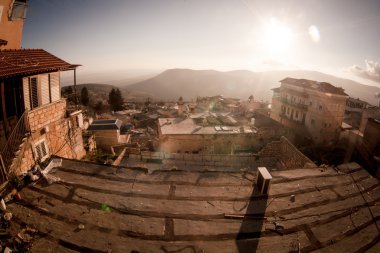Taş duvarlar ile eski şehir Pazar
