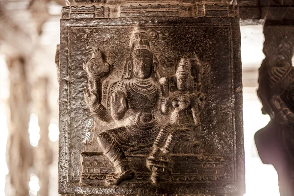 Древняя каменная резьба в храме Варадараджа — стоковое фото