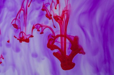 Kırmızı ve mor sıvı su içinde