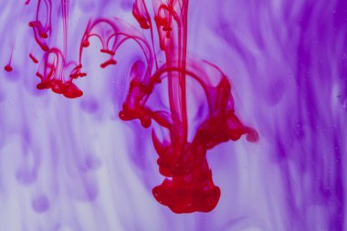 Kırmızı ve mor sıvı su içinde