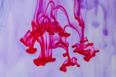 Kırmızı ve mor sıvı su içinde