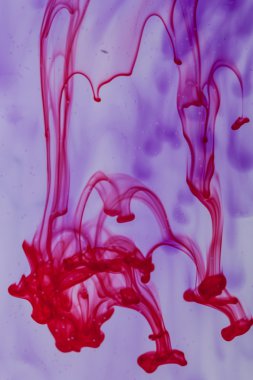 Kırmızı ve mor sıvı su içinde