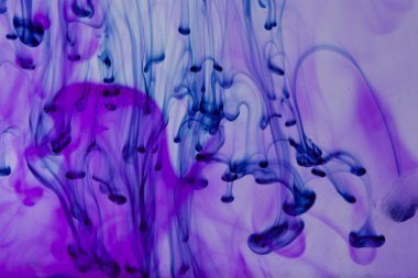 Mavi ve mor sıvı su içinde