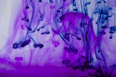 Mavi ve mor sıvı su içinde