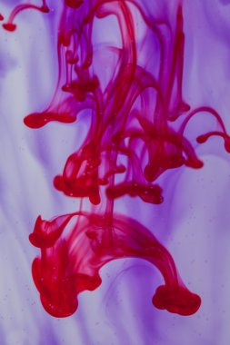 Kırmızı ve mor sıvı su içinde