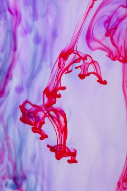 Kırmızı ve mor sıvı su içinde