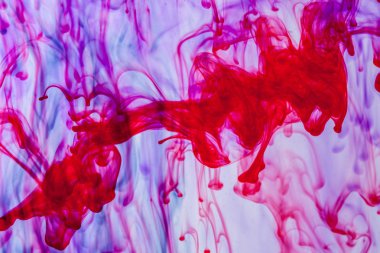 Kırmızı ve mor sıvı su içinde