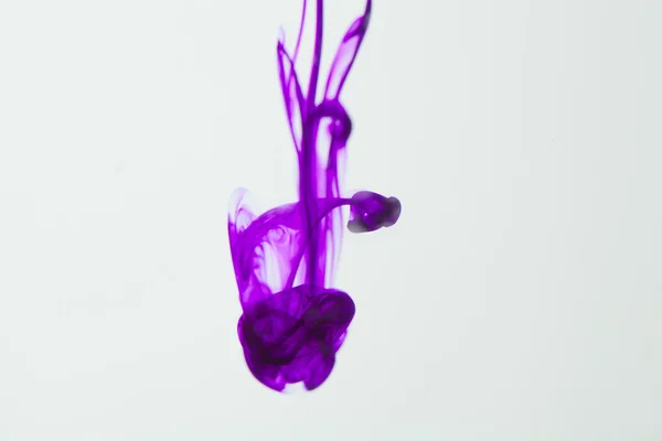 Liquide violet dans l'eau — Photo