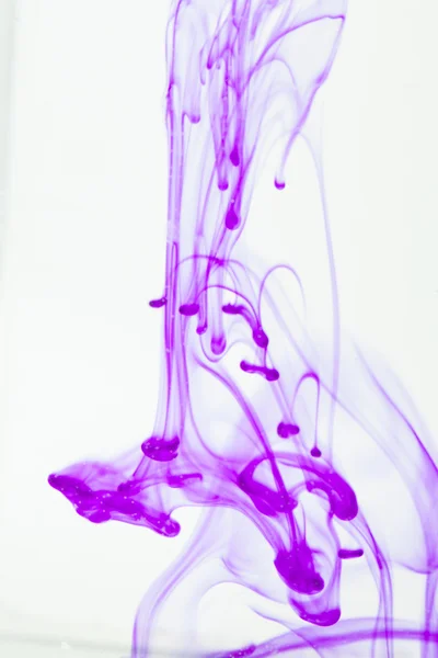 Líquido violeta na água — Fotografia de Stock