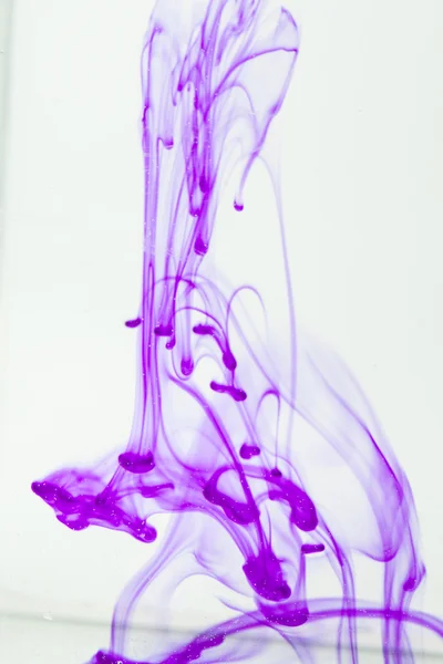 Violette vloeistof in water — Stockfoto