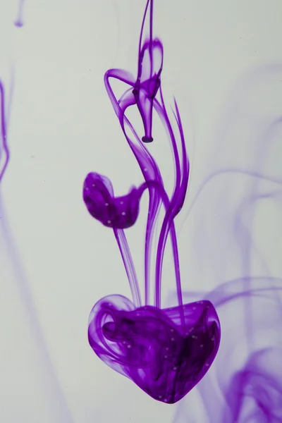 Violette Flüssigkeit im Wasser — Stockfoto