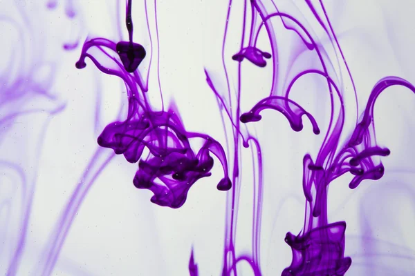 Líquido violeta en agua — Foto de Stock