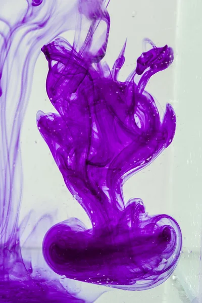 Violet liquid in water — Stock Photo, Image