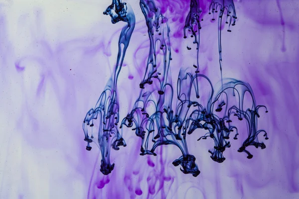 Blue and violet liquid in water — Stock Photo, Image