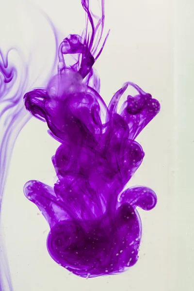 Фіолетова рідина у воді — стокове фото