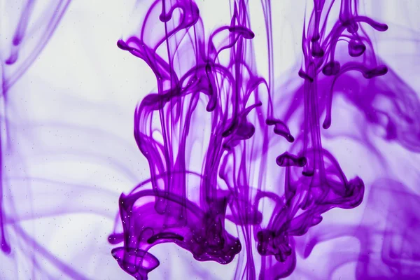 紫罗兰色的液体，在水中 — 图库照片