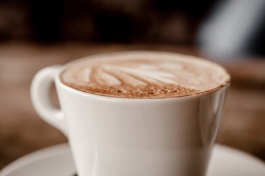 fincan cappuccino ahşap masa üzerinde