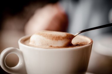  Bir fincan cappuccino kahve. 